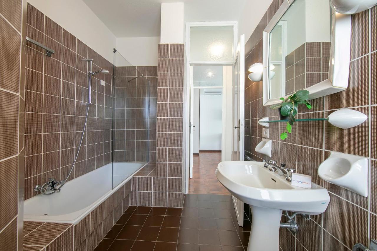 Villa Fiorita Apartments - Happy Rentals 西尔米奥奈 外观 照片