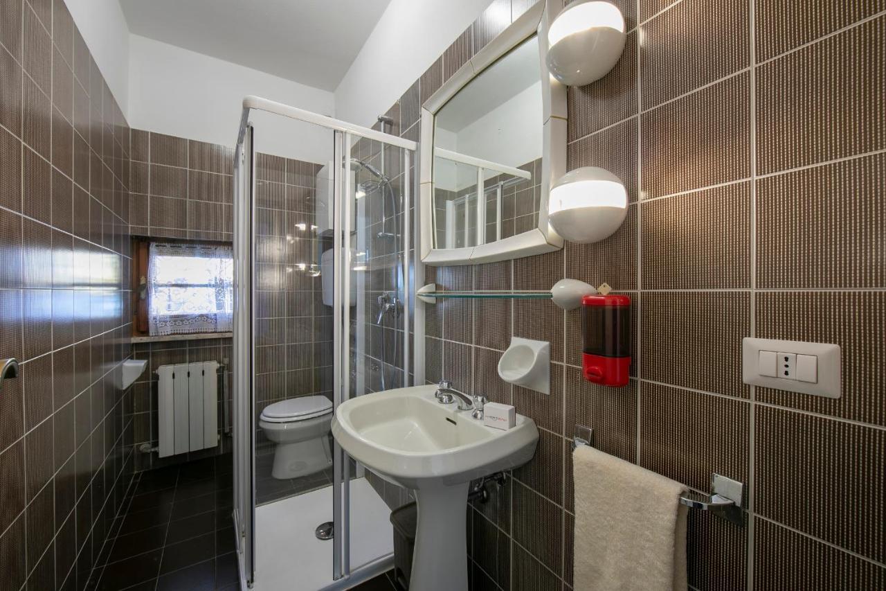 Villa Fiorita Apartments - Happy Rentals 西尔米奥奈 外观 照片